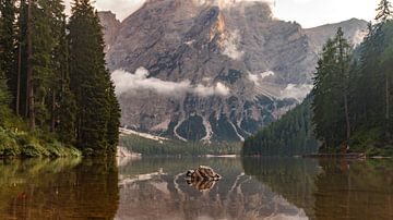 Lago di Braies dans les Dolomites. sur Menno Schaefer