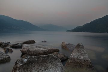 Avondschemer Lago Maggiore. Rotsblokken, water, nevel en bergen van Peter van der Wal