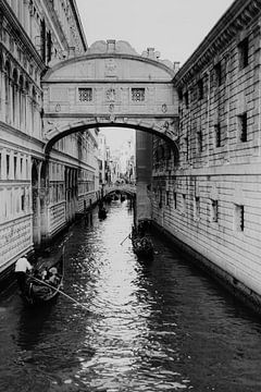 Kanaal in Venetië van Nicolette Boom