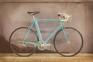 Le vélo de course vintage bleu clair sur Martin Bergsma