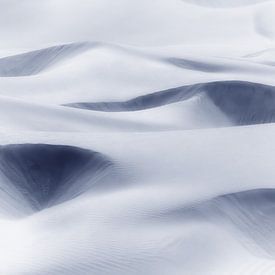 Dunes de sable abstraites en bleu foncé doux, gris. sur Rosa Frei