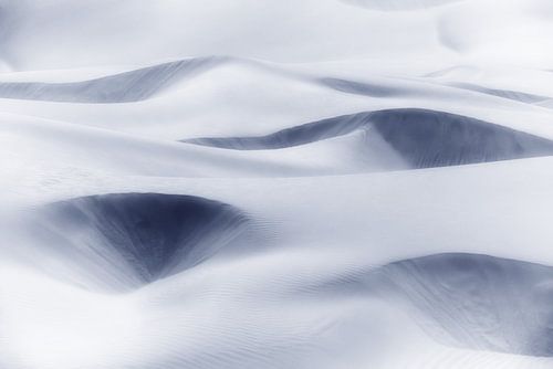 Dunes de sable abstraites en bleu foncé doux, gris. sur Rosa Frei