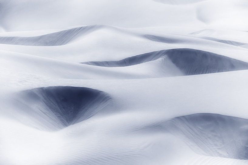 Dunes de sable abstraites en bleu foncé doux, gris. par Rosa Frei