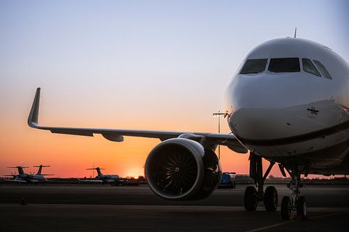 Jet privé Airbus A319 au coucher du soleil