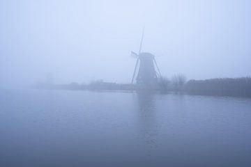 Neblige Landschaft Kinderdijk 3 von Björn van den Berg