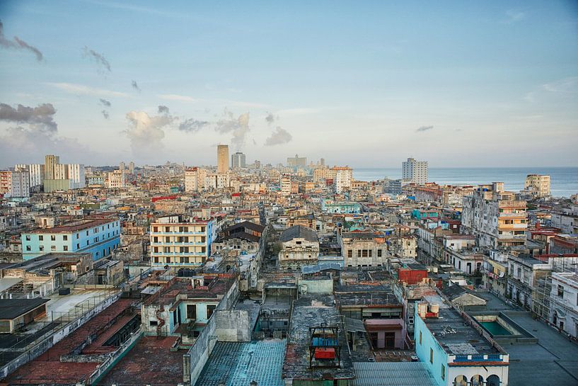 The horizon of downtown Havana, Cuba by Tjeerd Kruse