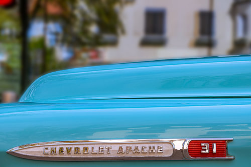 Glänzender Chrom-Schriftzug eines Vintage Chevrolet Apache