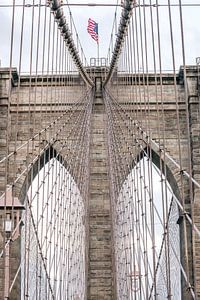 Brooklyn Bridge New York met Amerikaanse vlag van Wijnand Loven