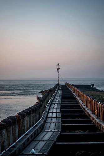 Eenzame Pier naar de Horizon Rust en Reflectie bij Zonsondergang Vlissingen