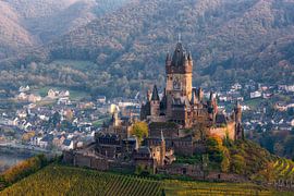 Ein märchenhaftes Schloss in schöner Landschaft 