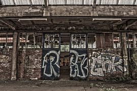 Sliding doors with graffiti by Ans Bastiaanssen