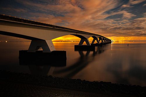 Zeelandbrug in de avond.