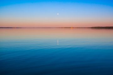 Türkisblauer Himmel und türkisblaues Wasser, die Sonne geht auf, Pleshcheyevo-See. glatte blaue und  von Michael Semenov