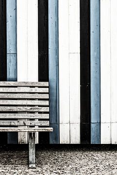 Abstract lines in a bench and wooden wall van Elles Rijsdijk
