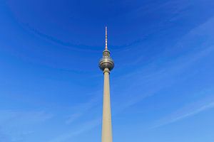 Berlin Fernsehturm mit blauem Himmel