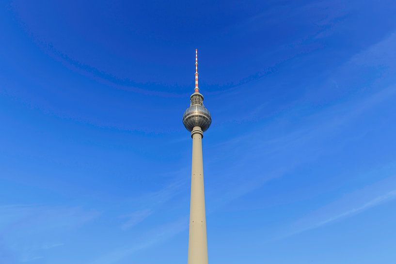 Berlin Fernsehturm mit blauem Himmel von Frank Herrmann