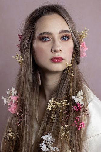 Femme aux cheveux fleuris