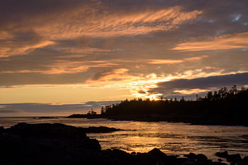 Coucher de soleil chaleureux sur la baie