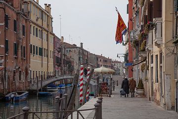 Kanaal met huizen in centrum van oude stad Venetie, Italie
