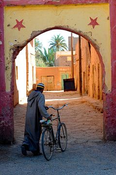 Eenzame fietser in Marokko