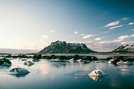 Blick auf die Fjorde und die Insel bei Bø auf den Vesteralen-Inseln in Norwegen von Sjoerd van der Wal Fotografie