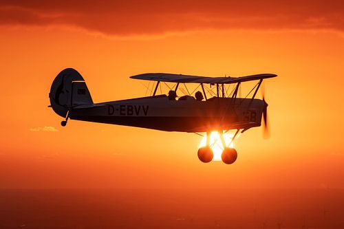 Vliegen bij zonsondergang van KC Photography