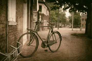 Oude fiets in straatbeeld van Johannes Schotanus