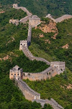 De Grote Muur bij Jinshanling in China van Roland Brack