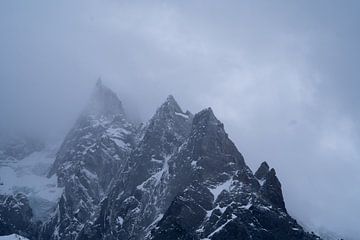 France - Chamonix - Mont Blanc, sommet rocheux - Montagnes enneigées autour de Ch