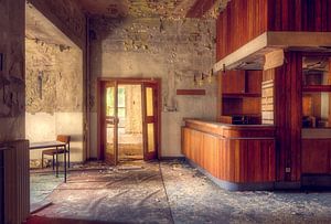 Le sol se soulève dans un hôtel abandonné. sur Roman Robroek - Photos de bâtiments abandonnés