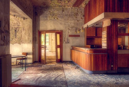 Le sol se soulève dans un hôtel abandonné.