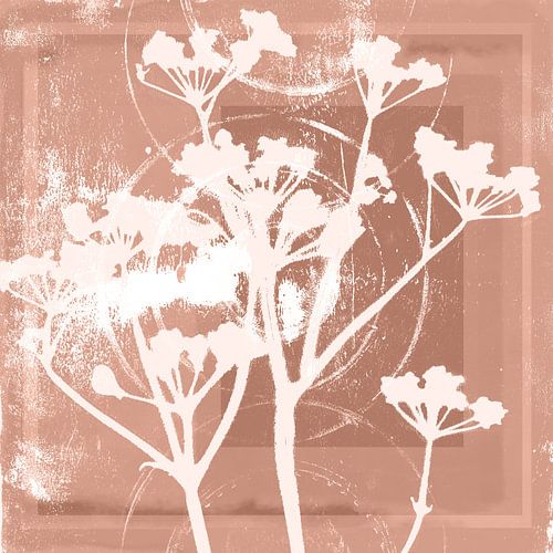 Bloemen en abstracte vormen in warm koraalbruin.