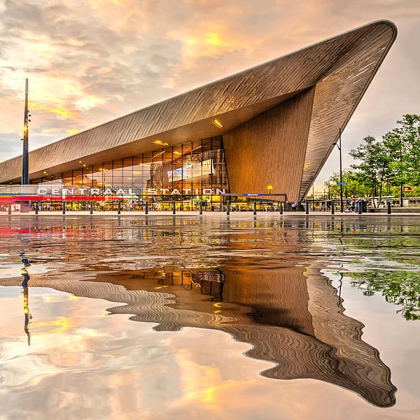 Waterspiegeling Centraal Station van Frans Blok