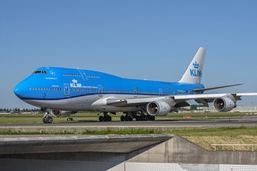Le Boeing 747-400M combi de KLM, le PH-BFV, peint dans sa livrée la plus récente, roule en direction sur Jaap van den Berg
