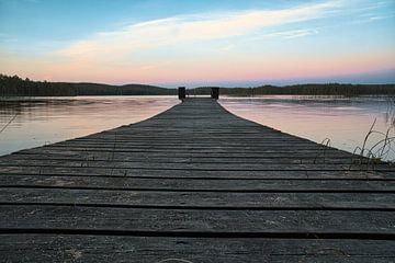 Steg der in einen schwedischen See reicht von Martin Köbsch