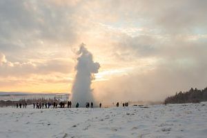 Spuitende geiser op IJsland von Menno Schaefer