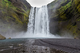 Die monumentale Kraft des Skógafoss – Naturfotografie in Island von Jasper Los