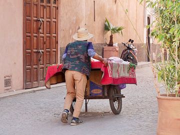 Straatbeeld Marrakech, man met kar van Judith van Wijk