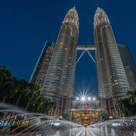 Petronas Twin Towers bei Nacht von Wim van de Water