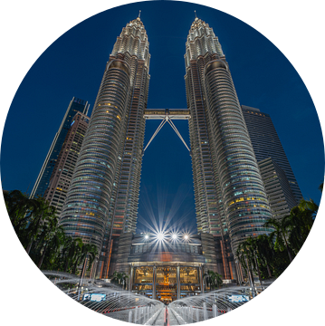 Petronas Twin Towers bij avond van Wim van de Water