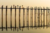 Drei Frauen bei Sonnenaufgang über dem berühmten U Schmerz-Brücke in Mandelay Myanmar.De Brücke zu F von Wout Kok Miniaturansicht