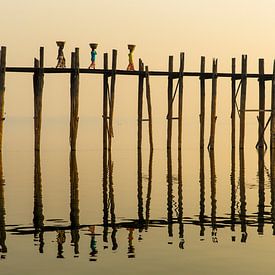 Trois femmes marchant au lever du soleil sur le célèbre Pont Upain dans le pont Mandelay Myanmar.Le  sur Wout Kok
