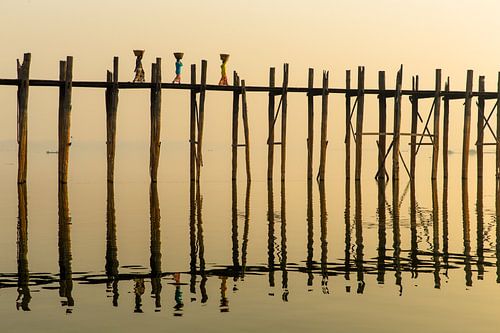 Drei Frauen bei Sonnenaufgang über dem berühmten U Schmerz-Brücke in Mandelay Myanmar.De Brücke zu F