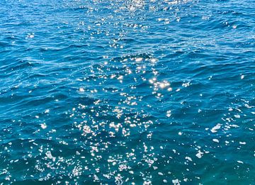 Sprankelende blauwe zee