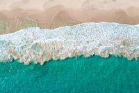 Luchtfoto van een golf op het strand