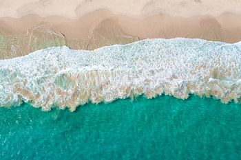 Luchtfoto van een golf op het strand