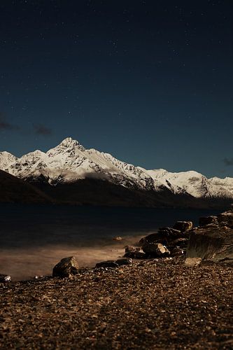 Un ciel étoilé avec de belles montagnes couvertes de neige