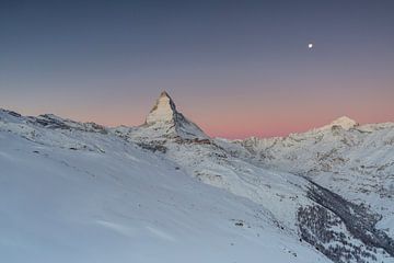 Alpenglans tijdens zonsopgang in de winter op de Walliser Matterhorn van Martin Steiner