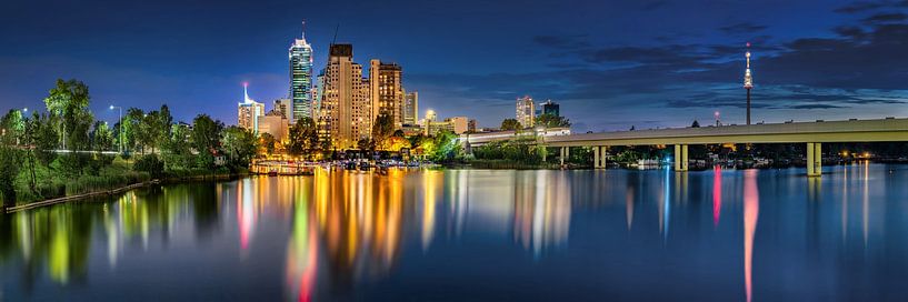 Wenen skyline van de Donaustad in de avond. van Voss fotografie