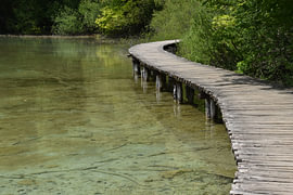 Walking trail in Plitvička Jezera 2 by Erik Buitenhuis